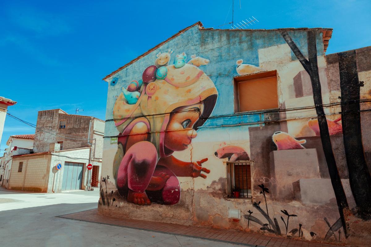El arte urbano más actual ha asaltado las calles de municipios como Alfamén.*