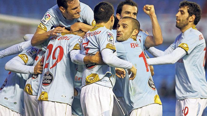 Los jugadores del Celta celebran el gol de Quique de Lucas que puso a los vigueses por delante en el marcador. // Marta G. Brea