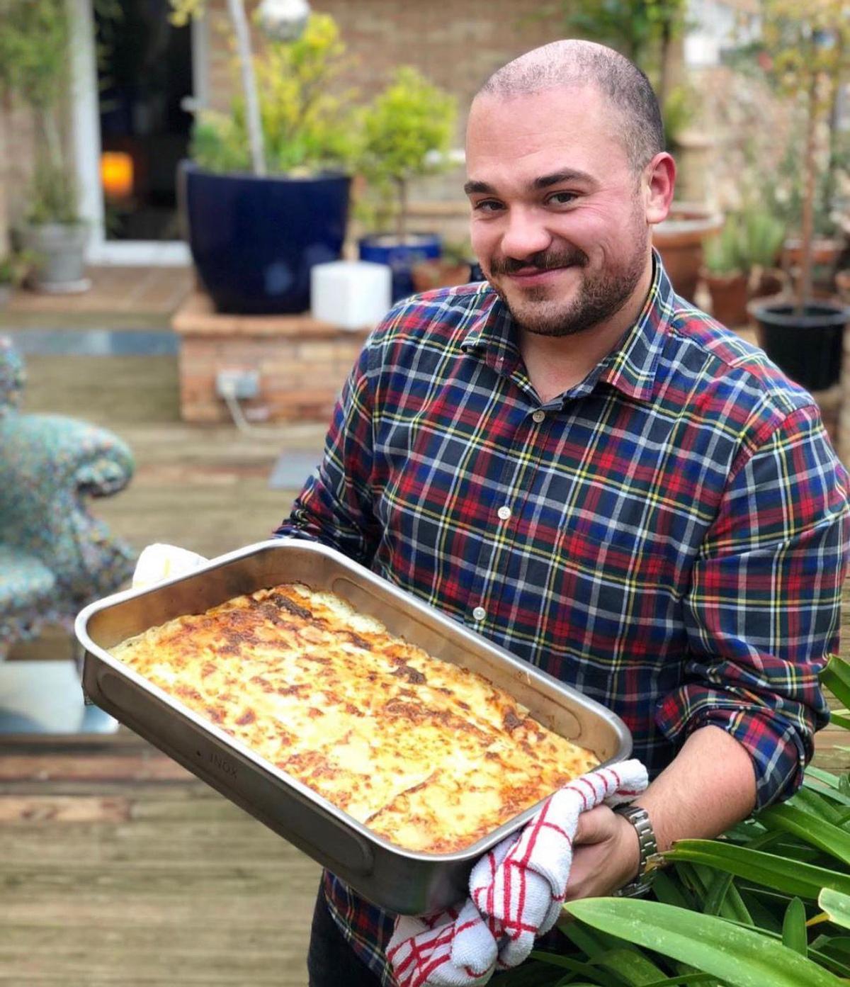 David Roca mostra una plata de canelons de Can Pericus.