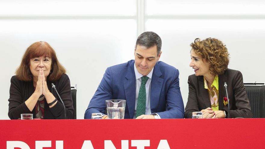 La ejecutiva del PSOE cierra filas con Montero y tapona fugas por las dudas con la tributación del SMI
