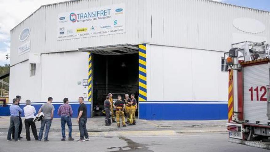 Un incendio en un taller cerrado de La Nucía obliga a desalojar las naves colindantes