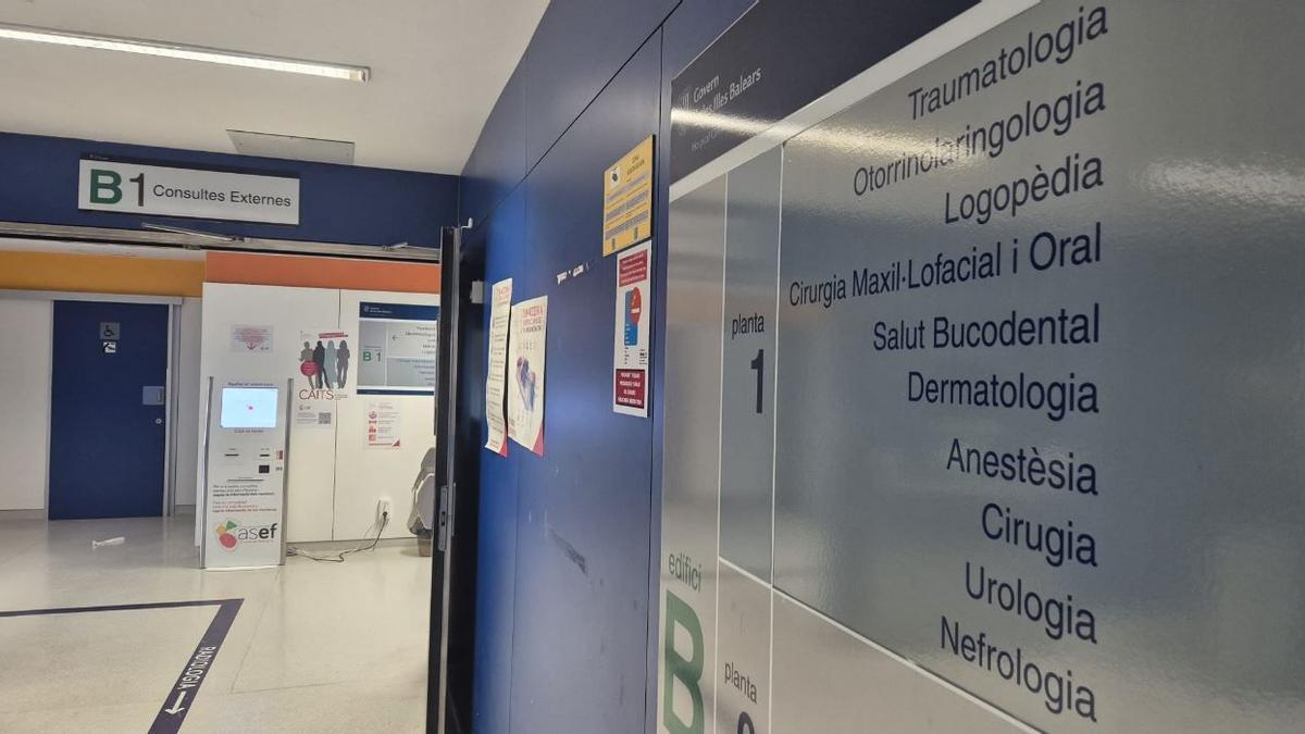 Detalle de uno de los pasillos del Hospital Can Misses de Ibiza.