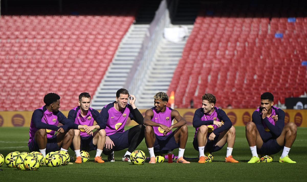 Barcelona. 07.11.2025.  Deportes.  Lamine Yamal y sus colegas durante el entrenamiento de los jugadores del Barça en el Spotify Camp Nou en el primer test con asistencia de público en el estadio. Fotografía de Jordi Cotrina