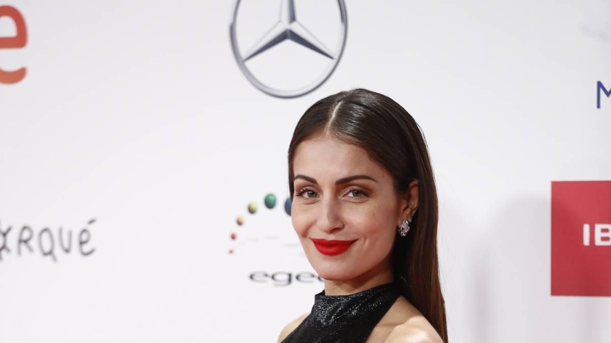 Hiba Abouk presume de embarazo en los Premios Forqué tras su accidentado viaje a Madrid