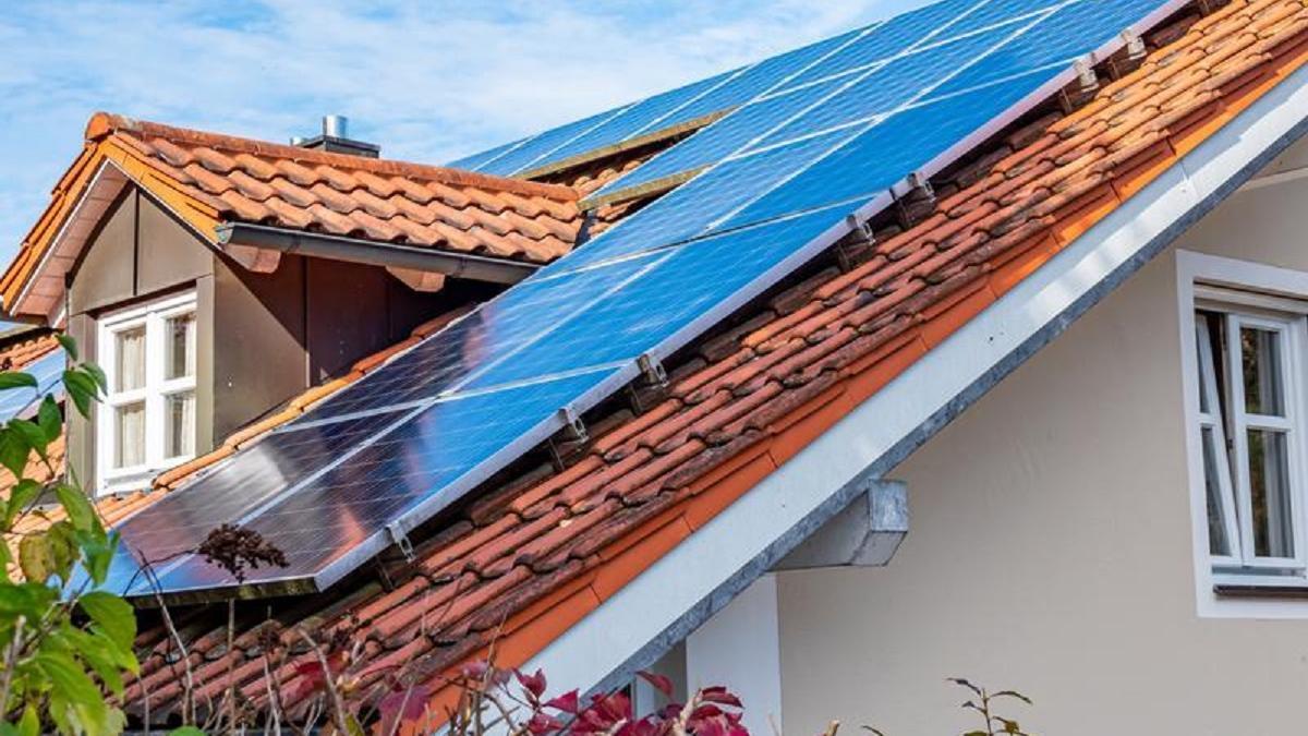 Placa solar en una vivienda.