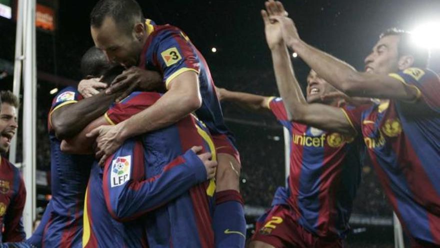 Los jugadores del Barcelona celebran uno de los goles con gran euforia.