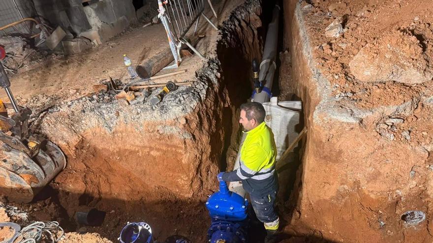 liza la sustitución íntegra de una antigua tubería de agua de 1964