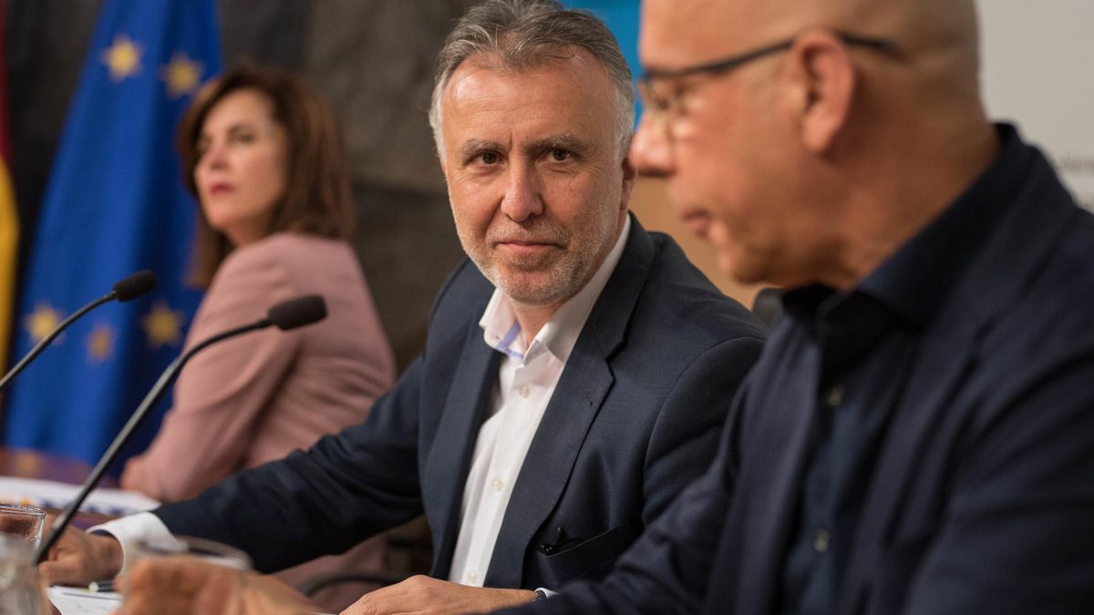 Ángel Victor Torres (C) en una rueda de prensa.
