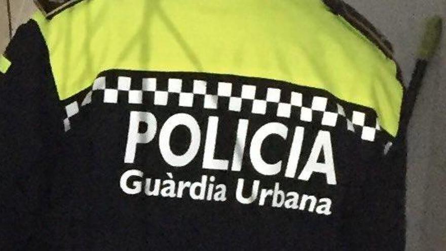 Una conductora beguda s&#039;accidenta contra un fanal i el fa caure a Figueres