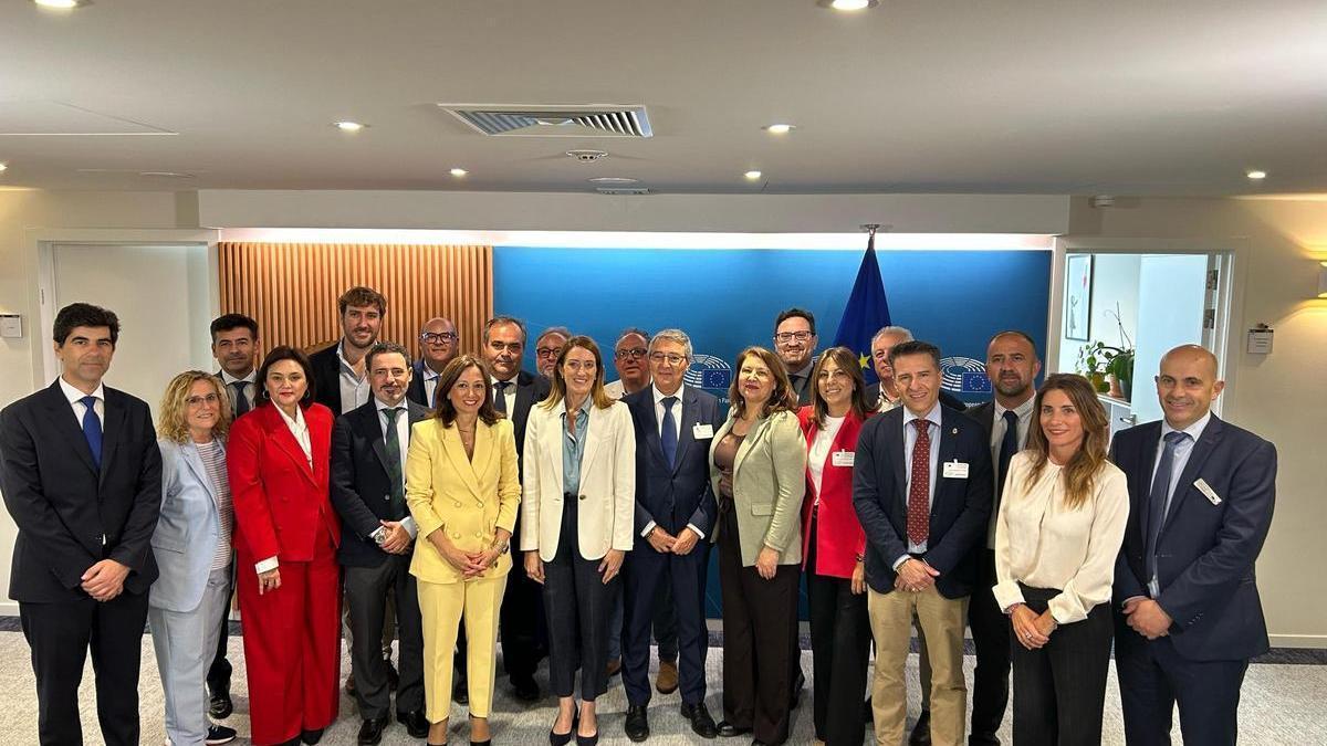 La delegación malagueña de alcaldes del PP en la Comisión Europea, donde trasladó los problemas de movilidad de la provincia.