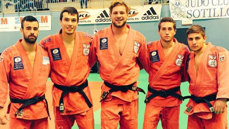 El equipo masculino del Judo Avilés que logró la permanencia.