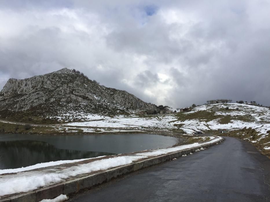 Turistas caminando sobre el lago Ercina