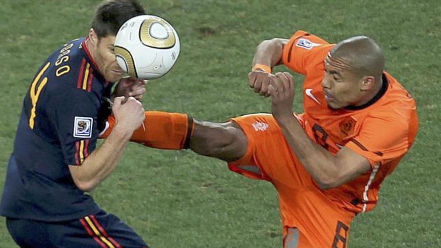 De Jong impacta con violencia en el pecho de Xabi Alonso durante la final del Mundial.