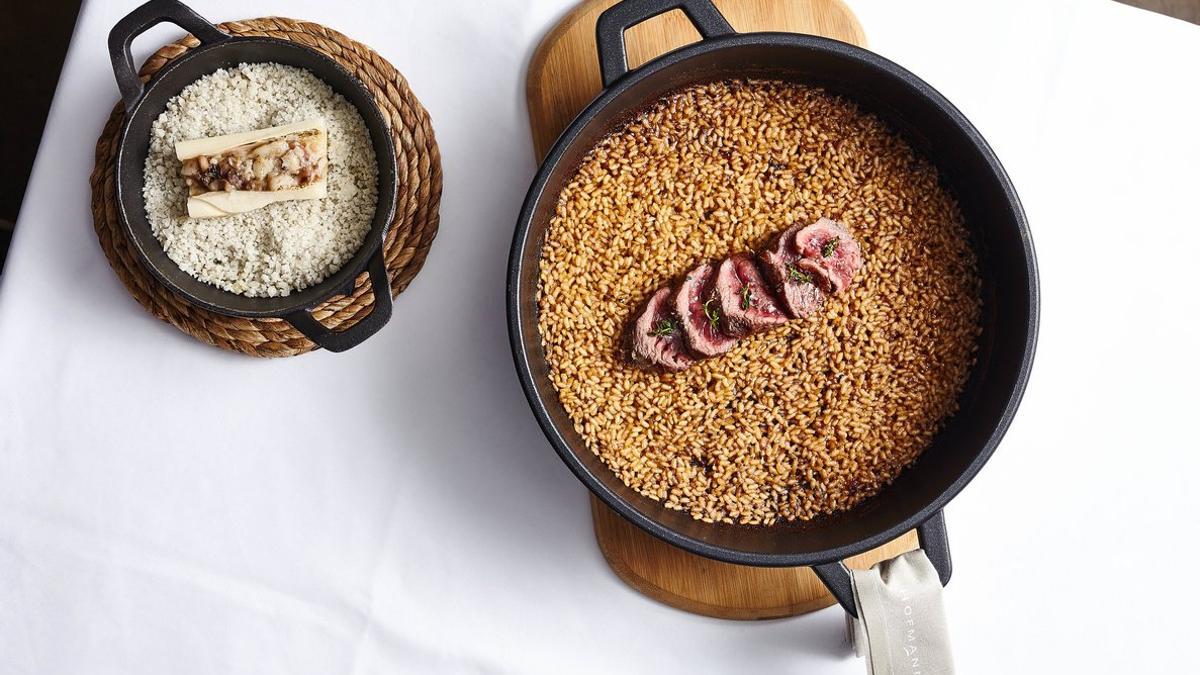 Receta de arroz seco de chuletón y tuétano a la brasa de Javier de Juan, chef de Taverna Hofmann