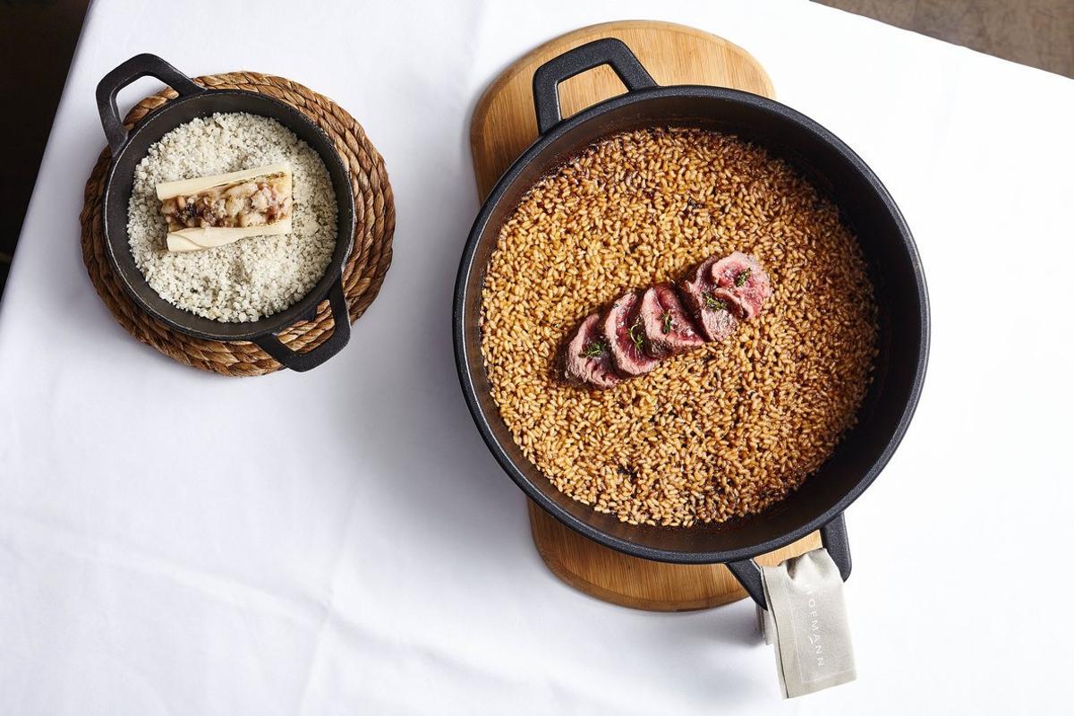 Receta de arroz seco de chuletón y tuétano a la brasa de Javier de Juan, chef de Taverna Hofmann.