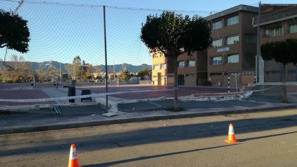 El muro del Colegio Maristas que ha caído por el fuerte poniente que sopla hoy en Cullera.