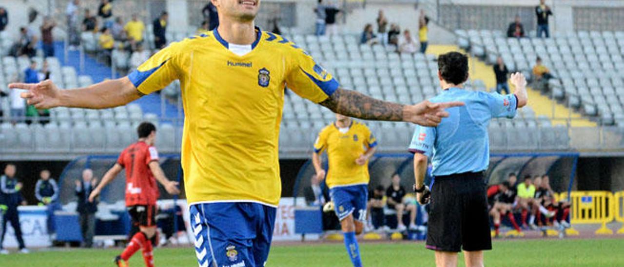 Vitolo celebra el gol que encarriló la victoria ante el Mirandés en la temporada 2012/13