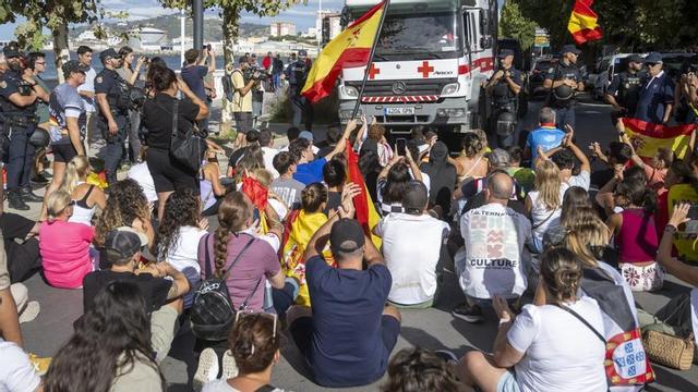 Manifestants impedeixen l’accés als voluntaris de la Creu Roja que reparteixen menjar als migrants, ahir. | MARCOS MORENO / EUROPA PRESS