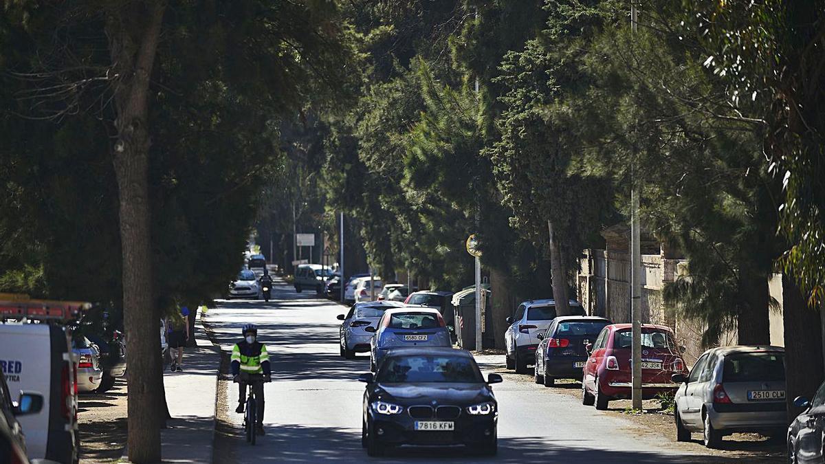 Trabajador de Navantia en bicicleta en la carretera de La Algameca.