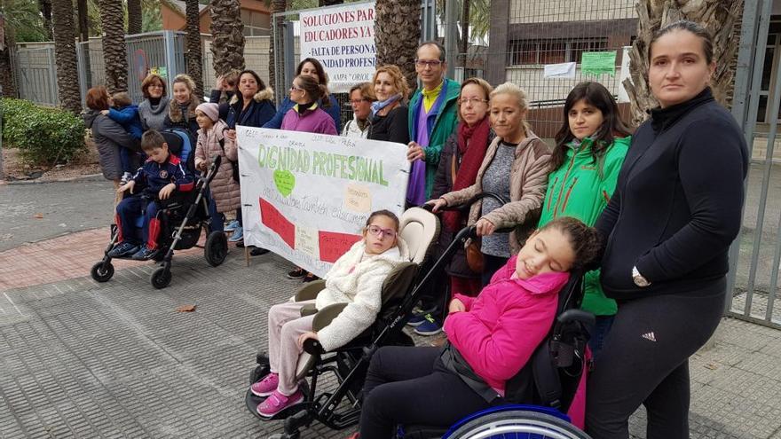 Educadores, padres y alumnos de Educación Especial se concentraron ayer a las puertas del colegio