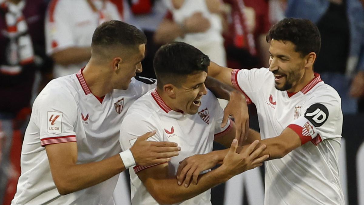 Marcos Acuña celebra con Jesús Navas y Erik Lamela su gol ante el Granada.