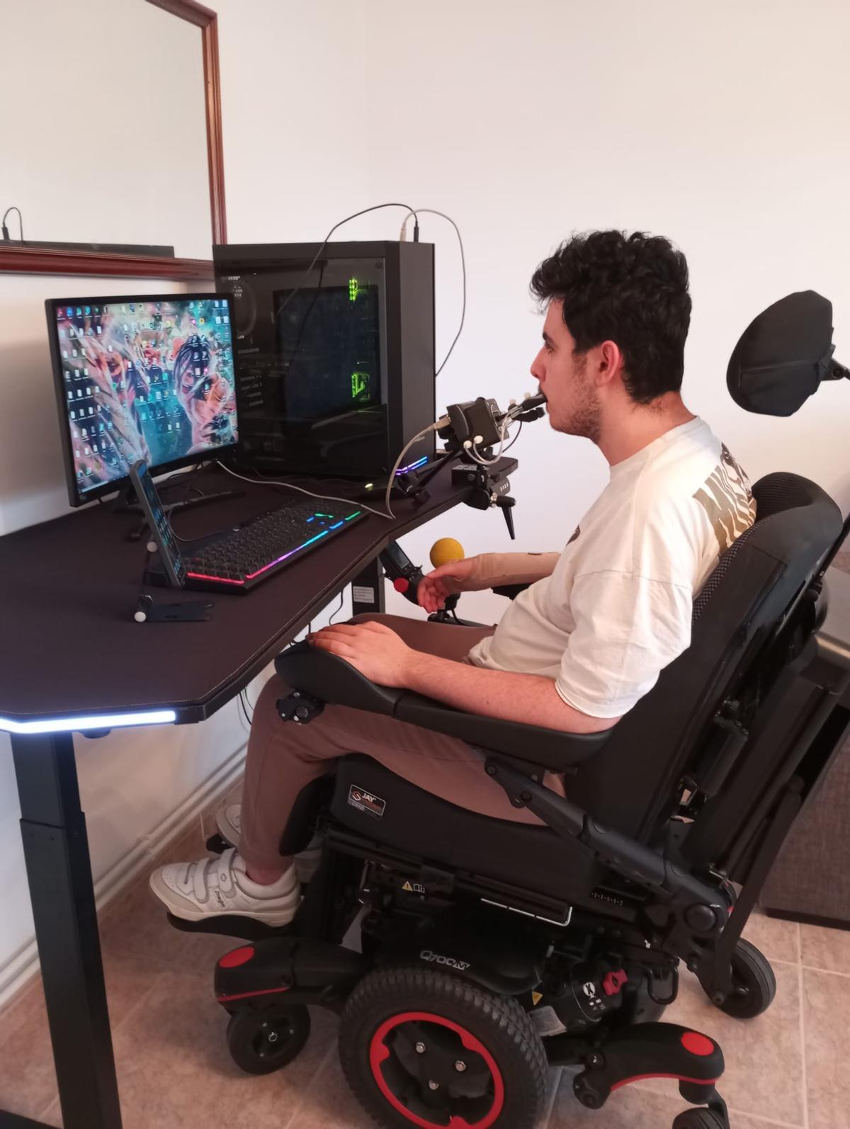 Santiago Facorro manejando el ordenador con el lector de voz.