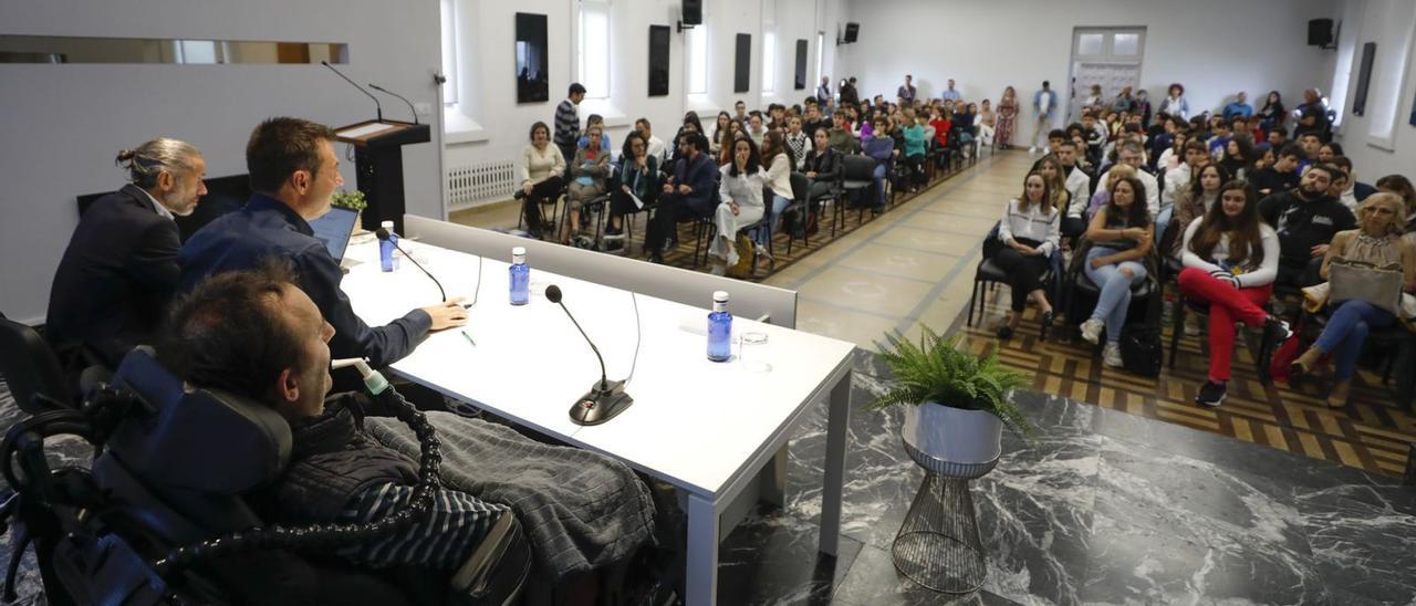 En la mesa, por la izquierda, Alberto Suárez Laso, el decano José Antonio Prieto y José Luis Capitán, ayer, en el salón de usos múltiples de la Facultad Padre Ossó, durante la inauguración del nuevo curso académico. | Luisma Murias