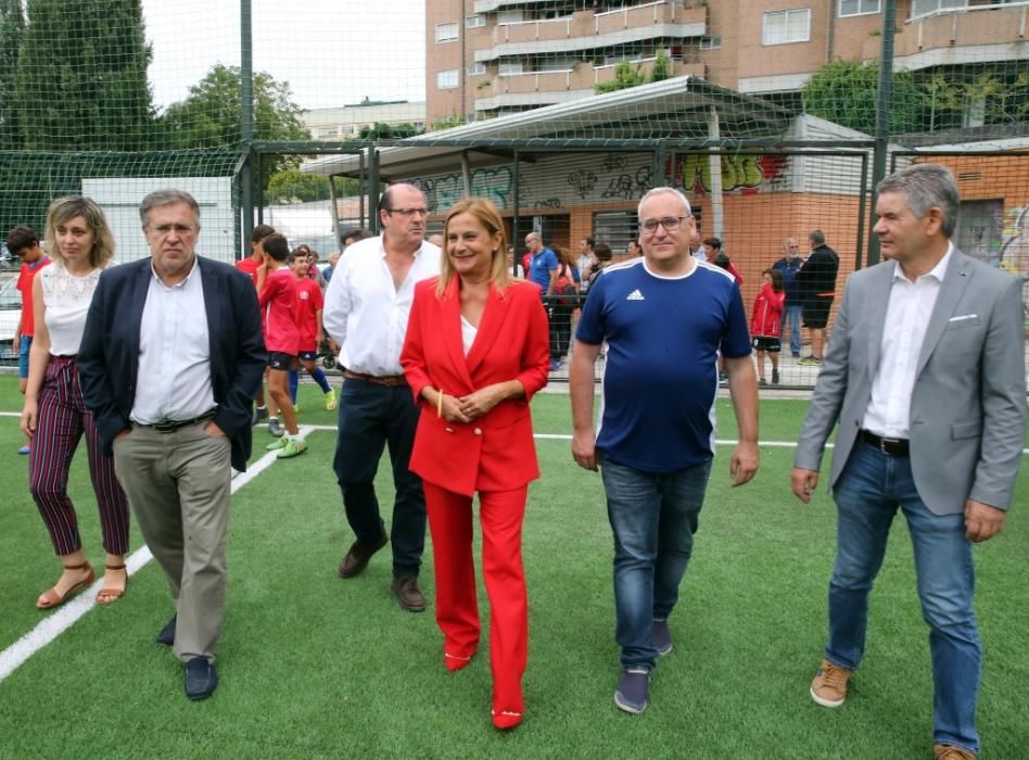 Abel Caballero y Carmela Silva inauguran el campo de fútbol de A Bouza, en Coia