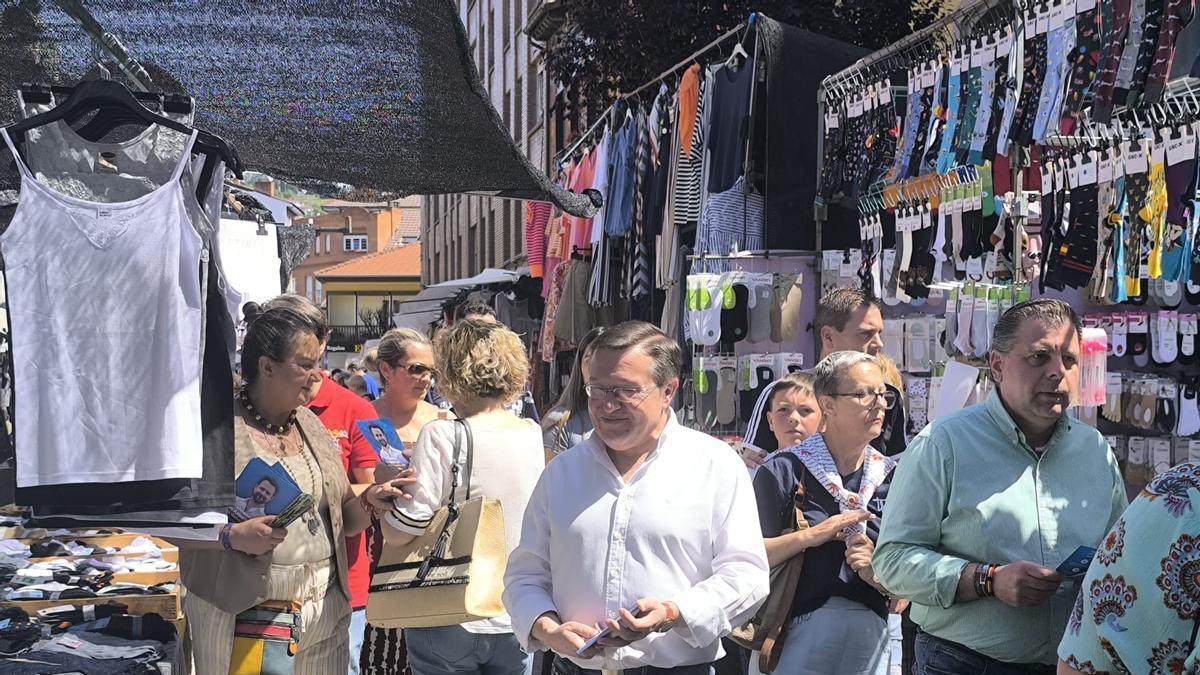 Un momento de la visita de los populares a La Felguera.