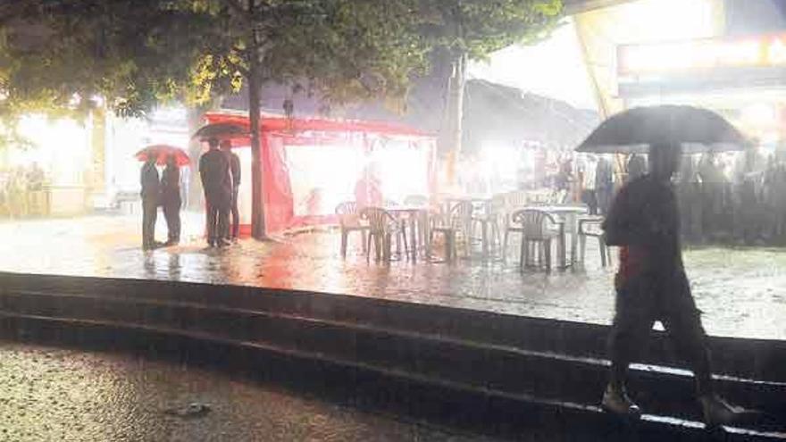 La lluvia anegó la Alameda y el recinto de las fiestas.  // Rafa Vázquez