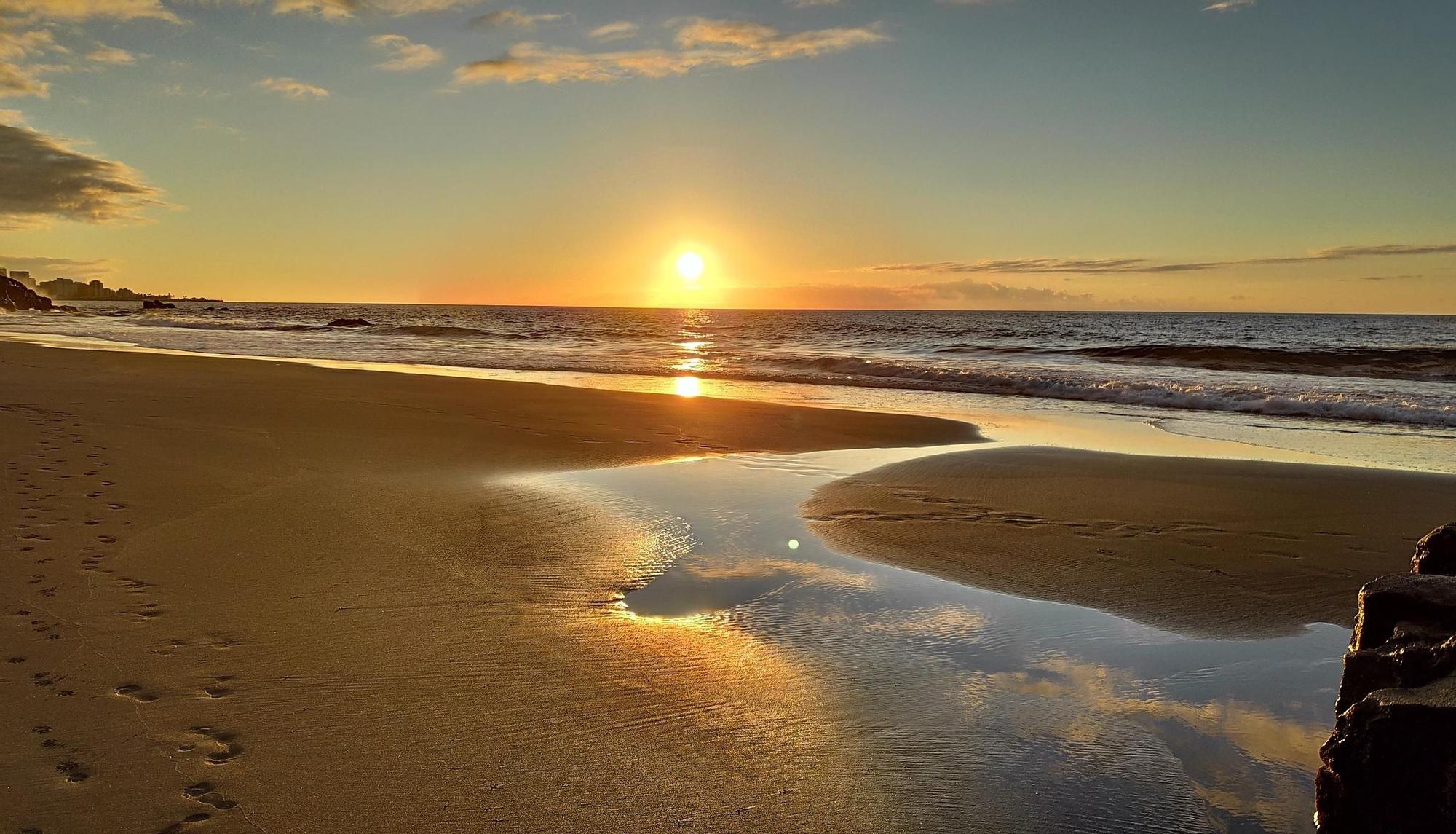 Puesta de sol en la playa de El Ancón.