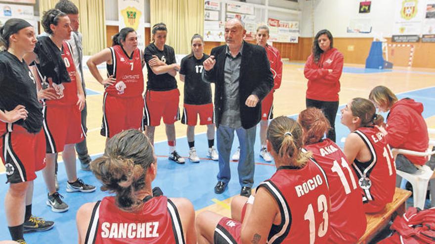 Imagen de archivo del Puig d´en Valls de la temporada pasada, en la que el técnico Jordi Fernández habla con sus jugadoras.