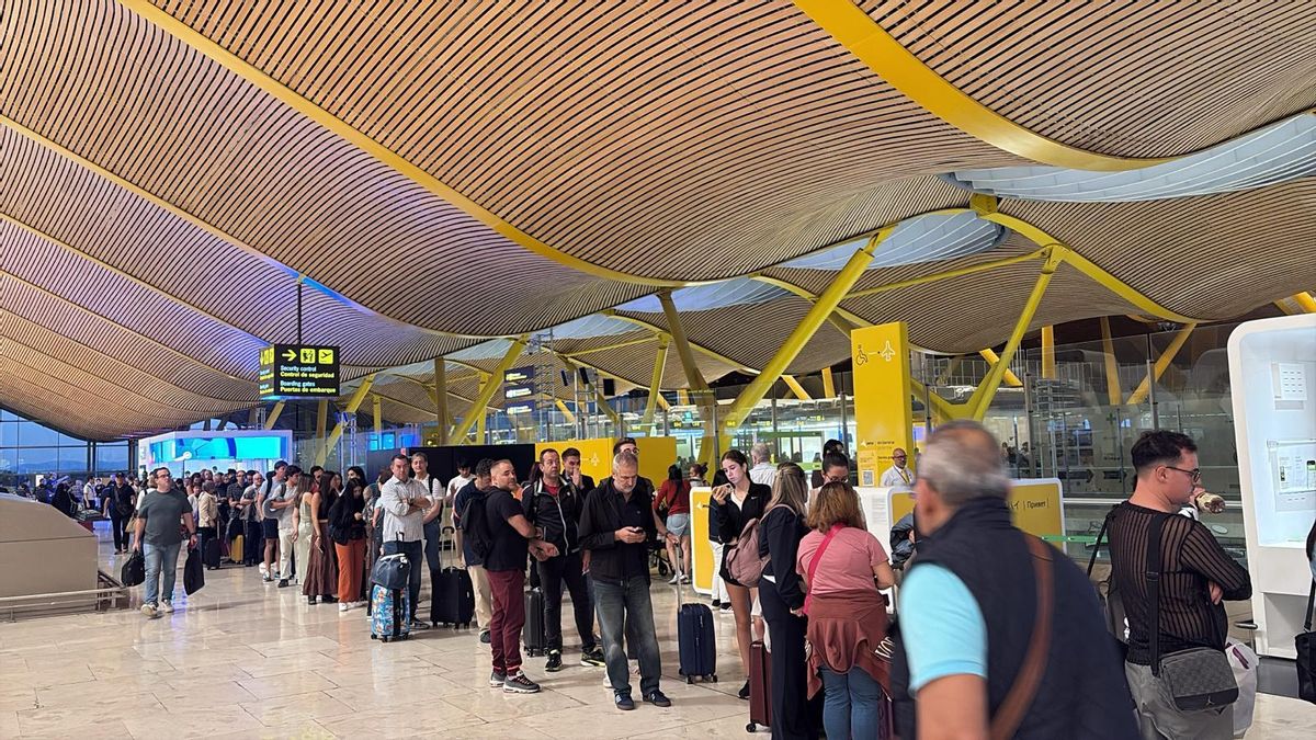 Caras de incredulidad y colas de más de una hora: Barajas vive una nueva jornada de huelga del personal de seguridad