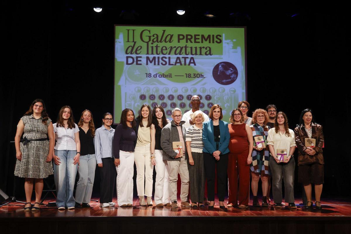 Ganadores de la gala de Premios de Literatura de Mislata con la vicealcaldesa M. Luisa Martínez Mora.