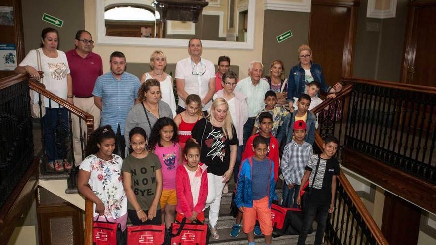 Los niños saharauis, junto a las familias de acogida y los representantes municipales.