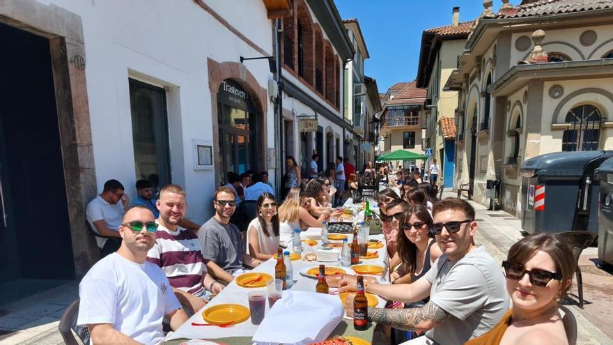 Una multitud en la comida en la calle de Grado, con más de dos mil personas bajo un sol abrasador: "Lo importante es pasarlo bien"