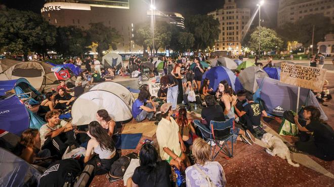 Activistas por la vivienda inician una acampada en plaza Catalunya: "Ha llegado el momento de decir basta"