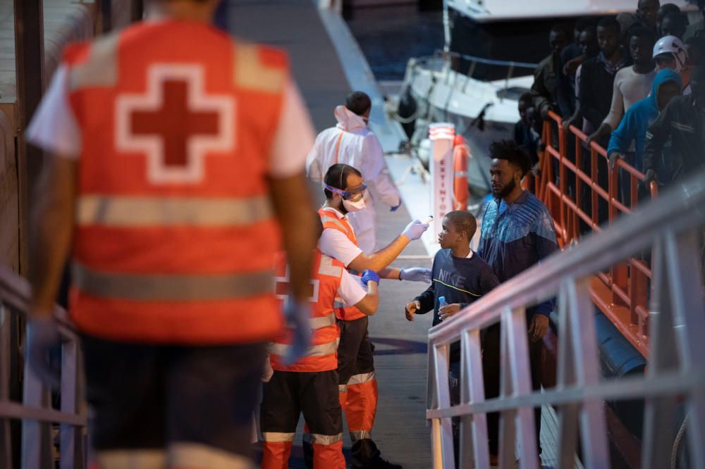 Localizan una patera rumbo a Fuerteventura, con un bebé nacido a bordo