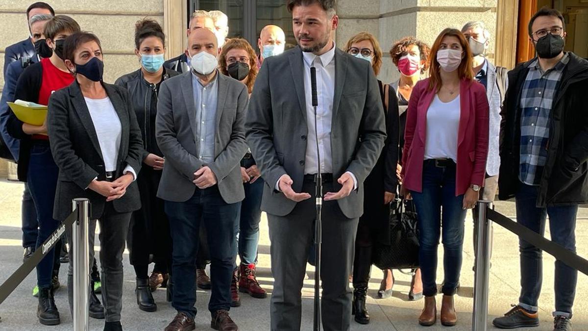 El portaveu d&#039;ERC, Gabriel rufián, amb diputats de JxCat, PDeCAT, CUP, EH Bildu i BNG es fan una foto conjunta abans del debat per mostrar la seva oposició