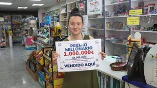 Premio del sorteo Euromillones en la librería Peruleiro