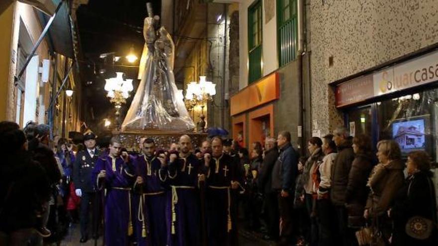 La imagen del Nazareno, ayer por la noche, a su paso por el centro de Luarca.