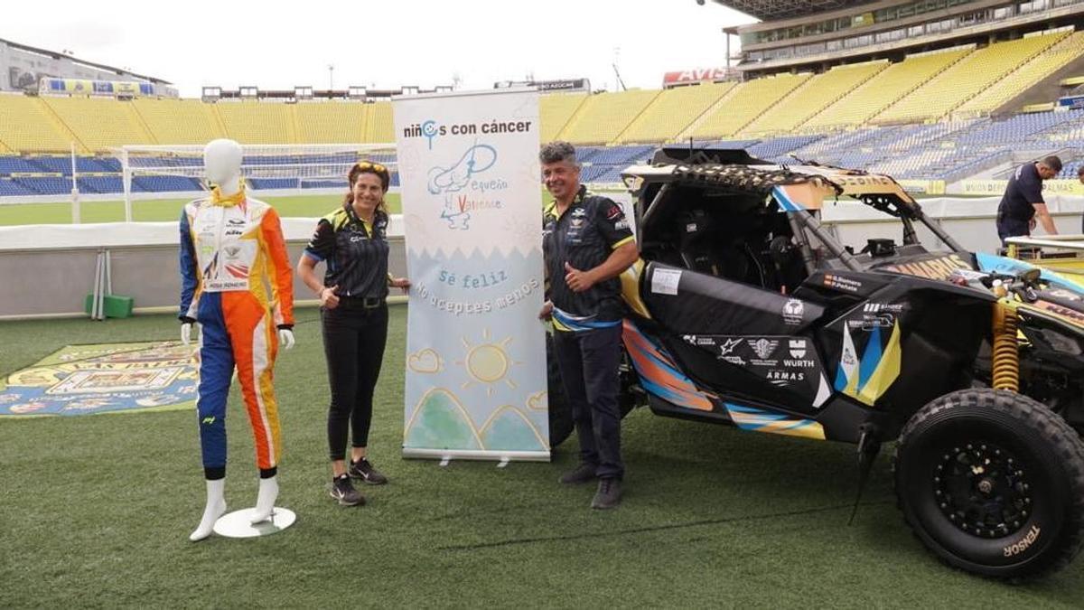 Rosa Romero y Pedro Peñate posan junto al vehículo con el que competirán en el Dakar 2023