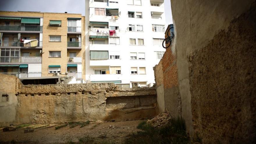 Un solar en desuso desde hace años en el barrio de Torrero.  | MIGUEL ÁNGEL GRACIA