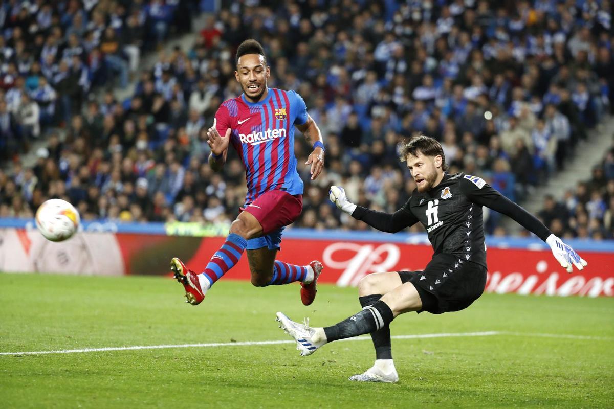 SAN SEBASTIÁN, 21/04/2022.- El portero de la Real Sociedad Alejandro Remiro (d) despeja un balón ante Pierre-Emerick Aubameyang, del FC Barcelona, durante el partido de Liga en Primera División que disputan hoy jueves en el Reale Arena, en San Sebastián. EFE/Juan Herrero