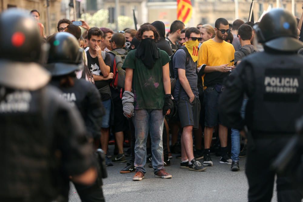 Choques entre independentistas y mossos en Barcelona