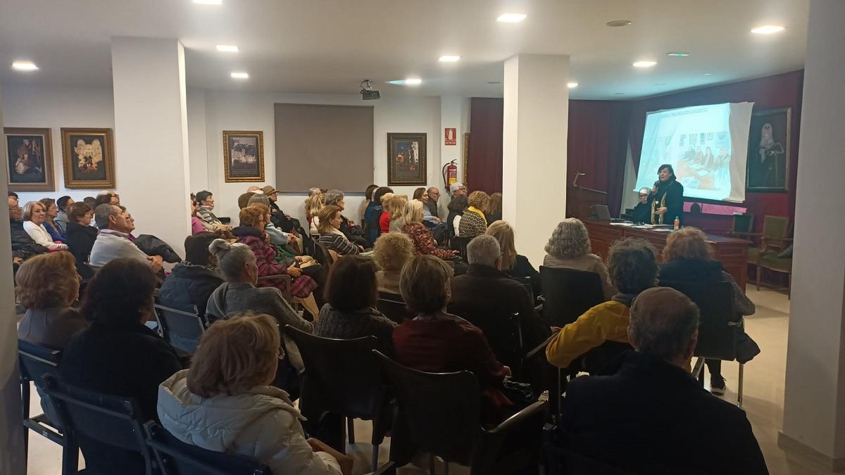 Reunión el pasado viernes de los vecinos de La Malagueta para reclamar el uso ciudadano y sanitario del Hospital Noble.