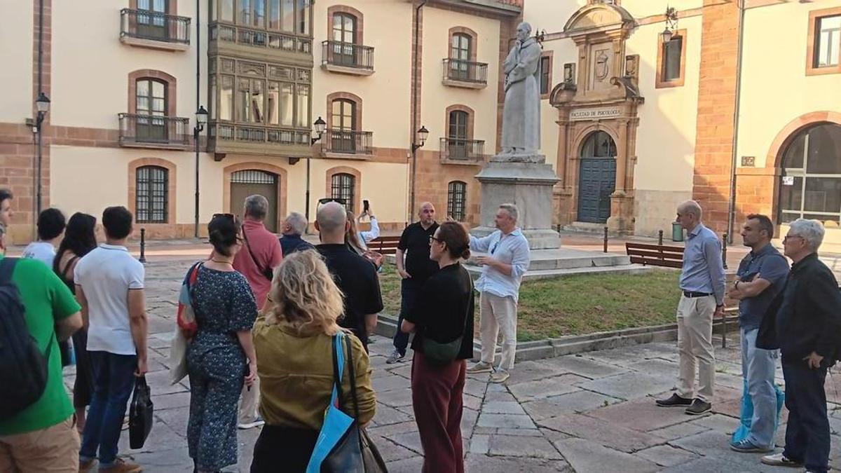 El grupo de congresistas, durante una visita guiada por Oviedo, ante la estatua de Feijoo.