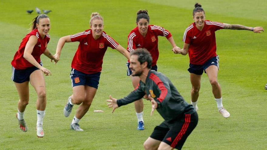 Kenio, con jugadores de la selección.