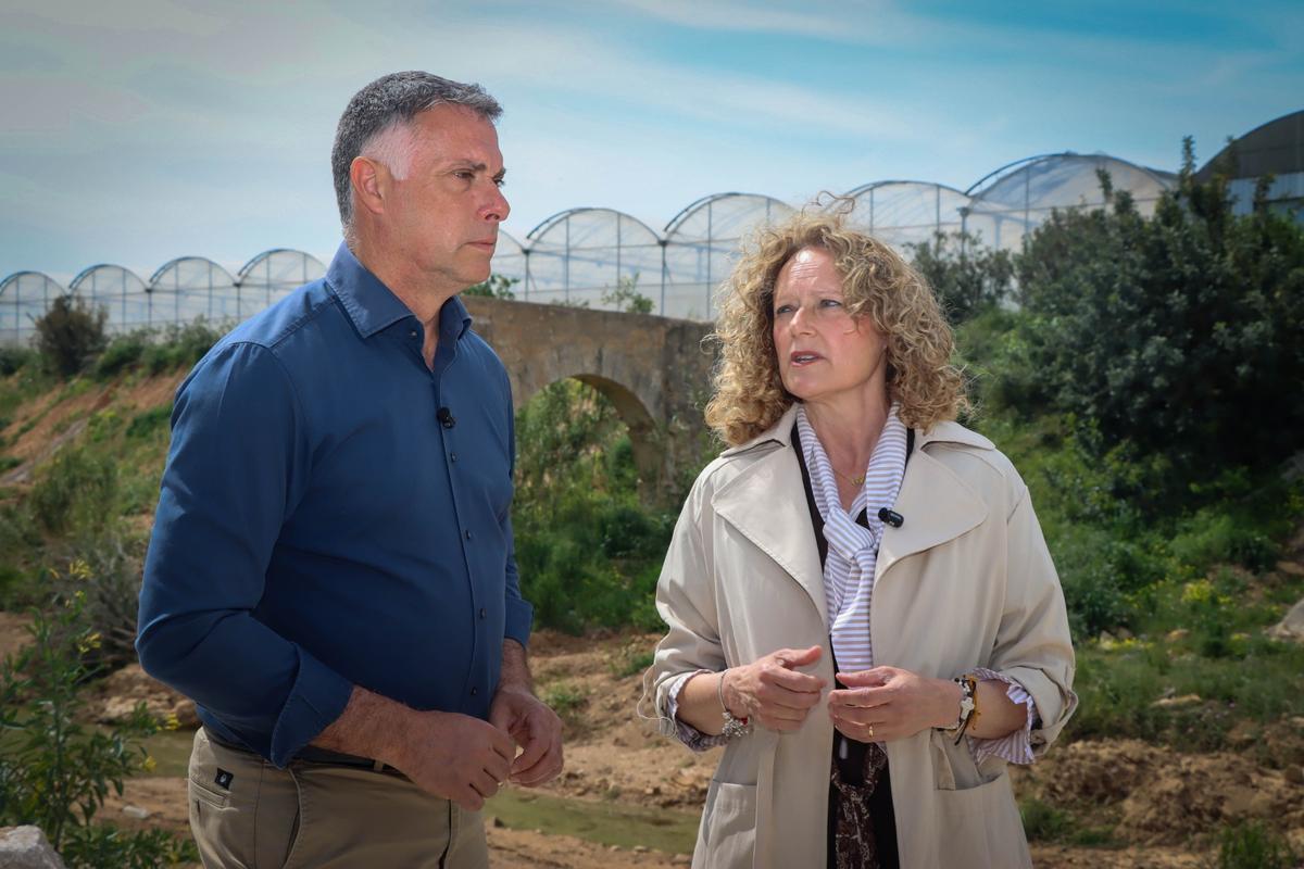 La alcaldesa, Amparo Folgado, y el concejal José Gozalvo, visitan el acueducto.