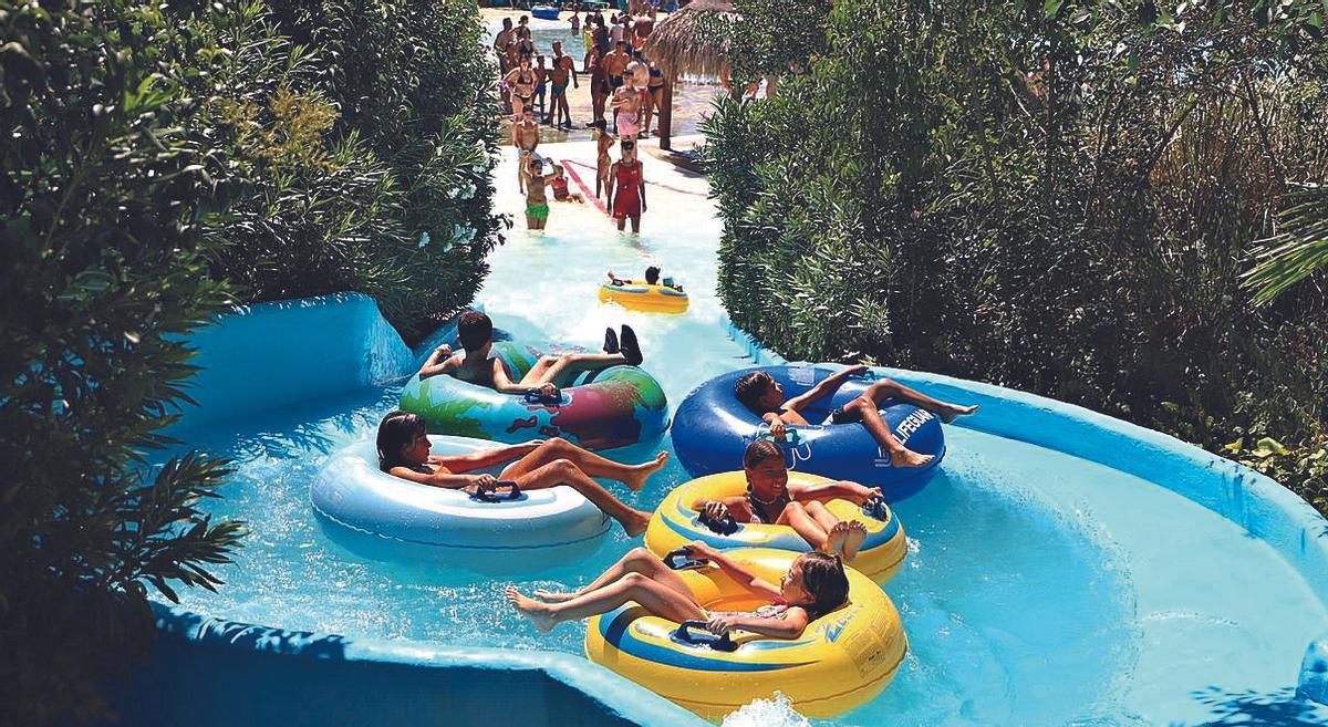 Las piscinas de Aquasierra, en Villafranca de Córdoba, cuentan con numerosos toboganes de distintas formas y alturas.